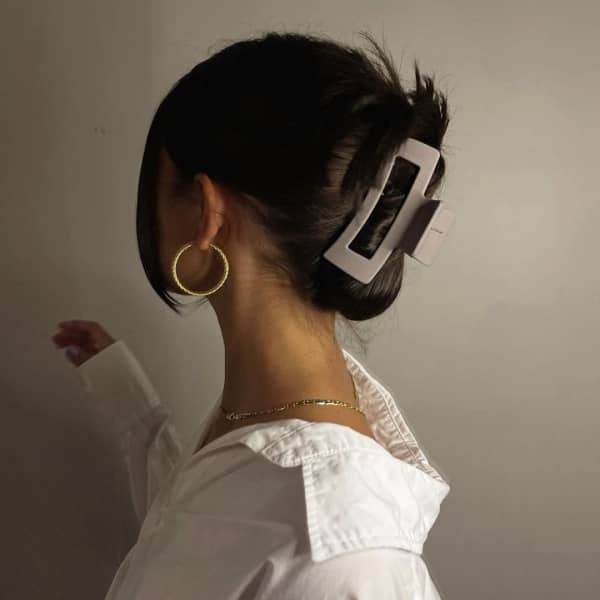 Young influencer from behind with a clip in her hair